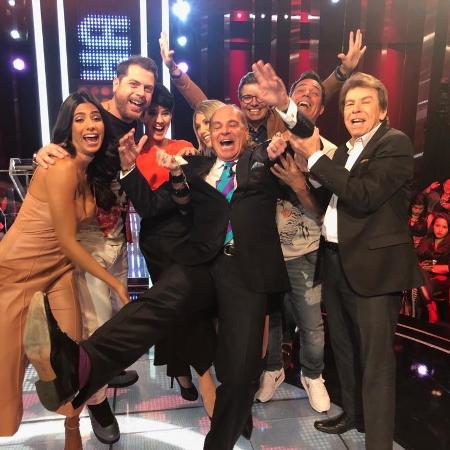 Marcelo de Carvalho com as estrelas da RedeTV! no "Mega Senha" - Divulgação/RedeTV! - Divulgação/RedeTV!
