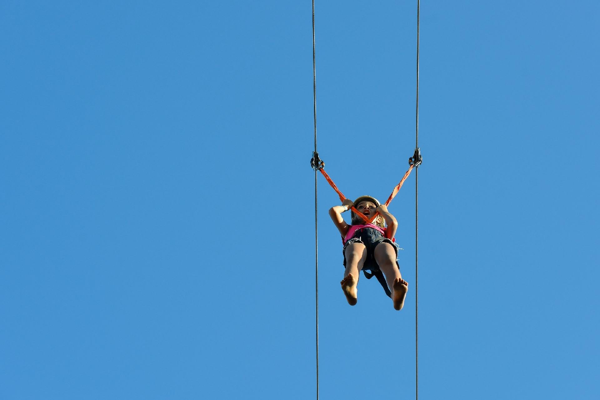 Público se diverte na tirolesa montada na Arena Daniela Mercury onde aconteceu os cinco dias de festa do Festival Virada Salvador - João Alvarez /UOL