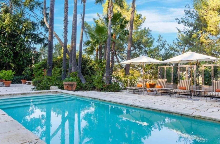 Área de lazer com piscina - Douglas Elliman/Divulgação 