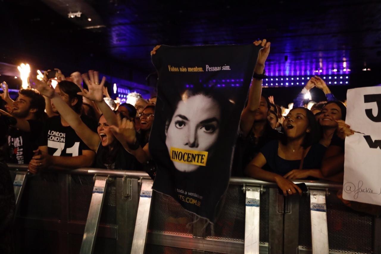 Fã leva cartaz em show do The Jacksons afirmando que Michael Jackson é inocente - Simon Plestenjak/UOL