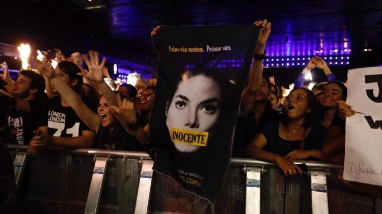 Fã leva cartaz em show do The Jacksons afirmando que Michael Jackson é inocente - Simon Plestenjak/UOL - Simon Plestenjak/UOL