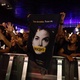 Fã leva cartaz em show do The Jacksons afirmando que Michael Jackson é inocente - Simon Plestenjak/UOL