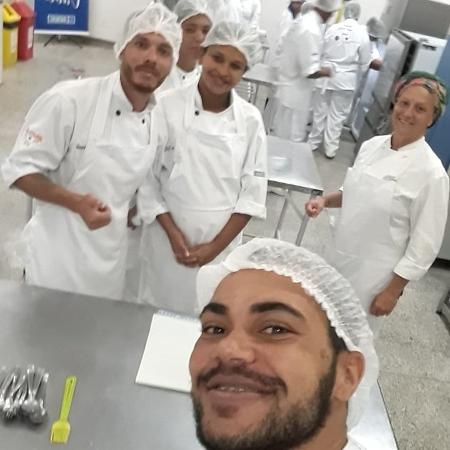 John Maia com alunos do projeto Cozinha e Voz - Reprodução / Instagram - Reprodução / Instagram
