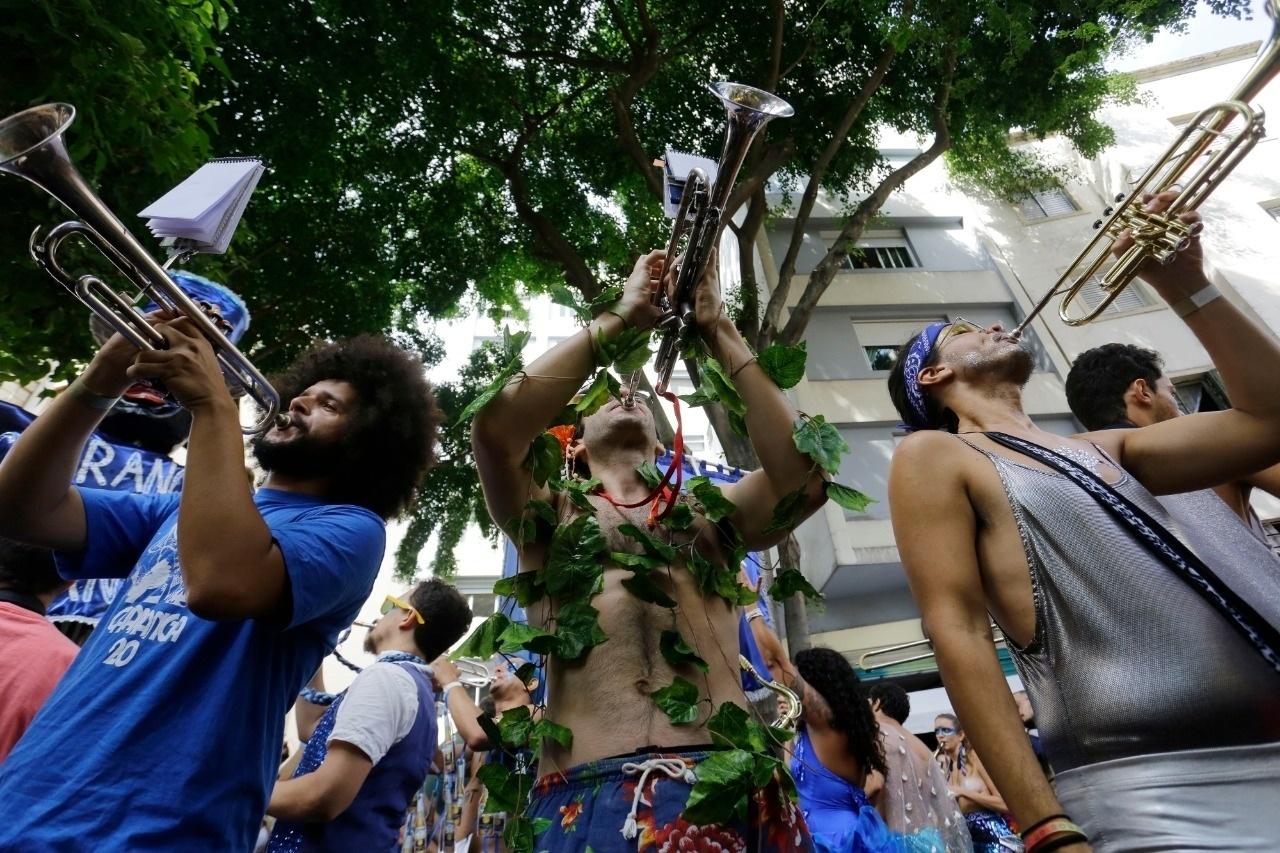 Banda comanda as versões de sucessos da música brasileira na Charanga do França - Nelson Antoine/UOL