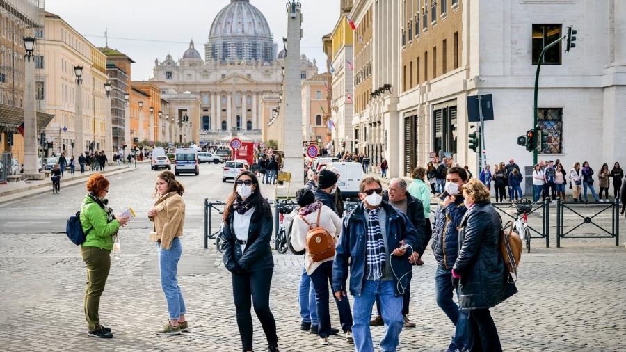 Turistas visitam Roma, na Itália, em meio às restrições impostas por conta do novo coronavírus - Getty Images