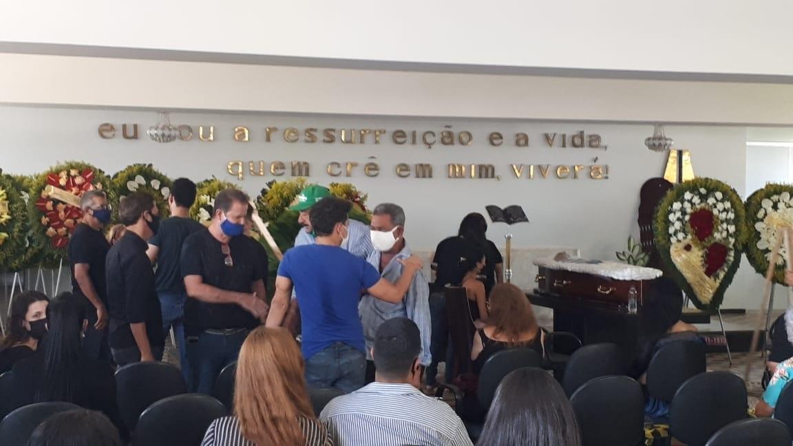 Zezé di Camargo recebe apoio no velório do pai, Francisco - Galtiery Rodrigues/UOL