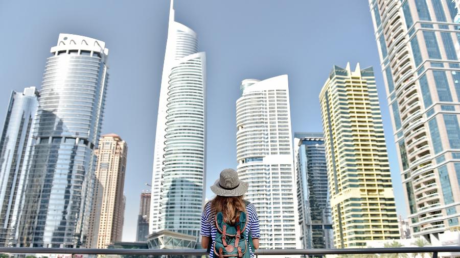 Turista observa Dubai - Getty Images