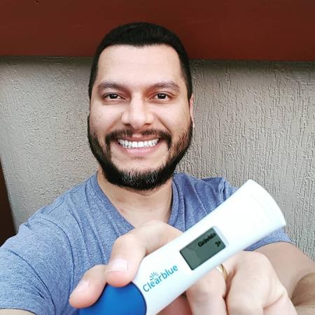 Thiago Lopes posou com o teste de gravidez para anunciar que seria pai - Reprodução/Instagram - Reprodução/Instagram