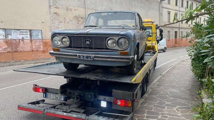 Carro estacionado é retirado de local na Itália após 47 anos - Reprodução