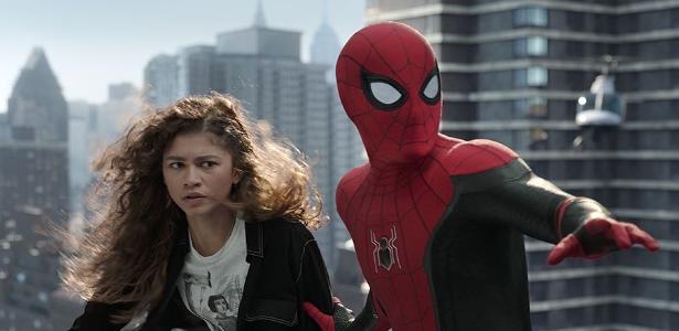 MJ (Zendaya) se prepara para voar com Peter (Tom Holland) em 'Homem-Aranha: Sem Volta para Casa'