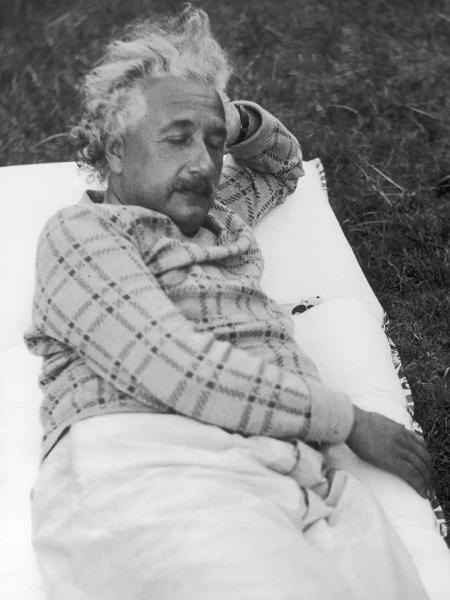 "O famoso físico alemão cochilando em seu pátio de Berlim, apesar da ameaça nazista, em outubro de 1933", foi o comentário que acompanhou esta foto de Einstein - BBC/Getty Images