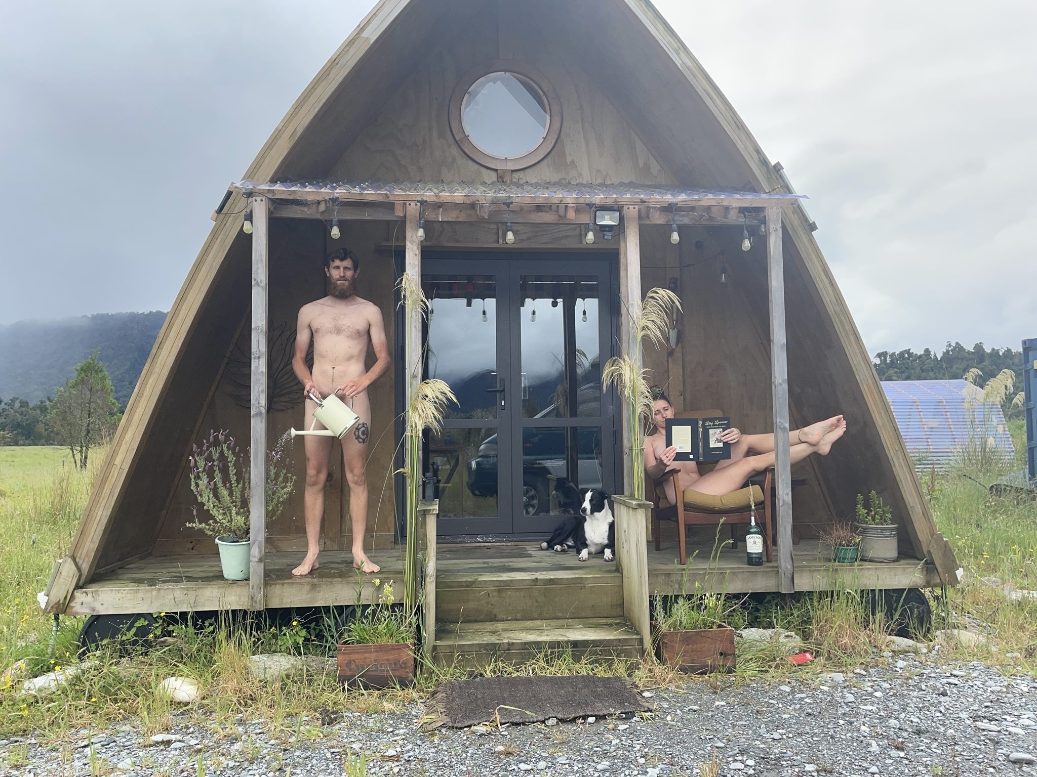 Casal manda nude para anúncio de venda de sua casa na Nova Zelândia