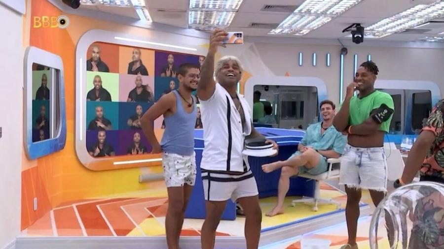 BBB 23: Cezar Black recebe peruca para gravar do Líder e brinca - Reprodução/Globoplay