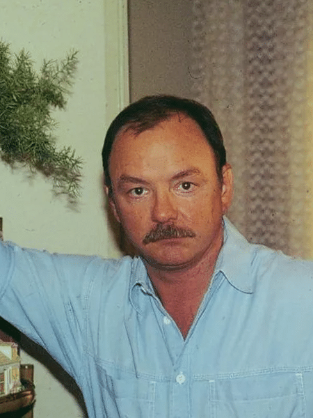 Ewerton de Castro no papel de Silveira em "Riacho Doce" (1990) Ewerton de Castro no papel de Silveira em "Riacho Doce" (1990)