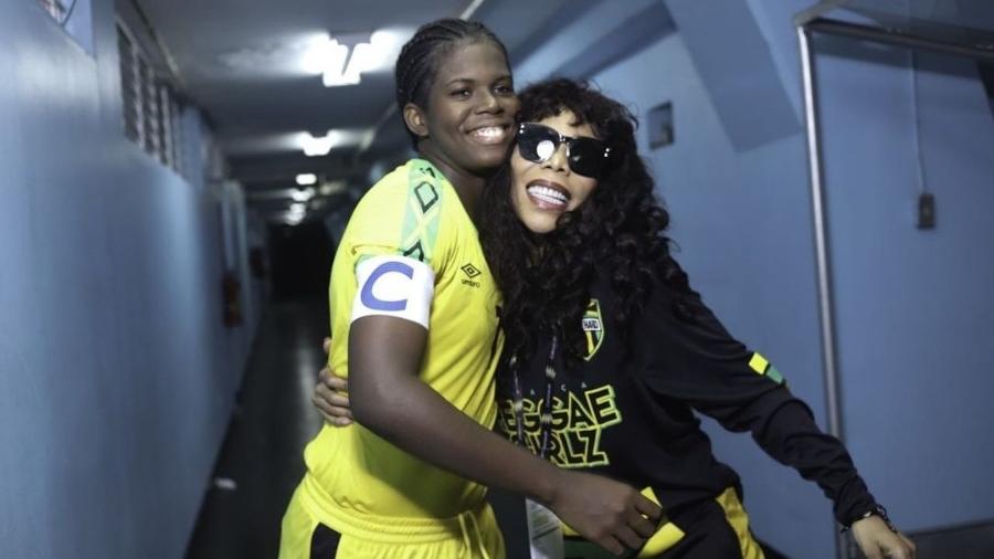 Cedella, filha de Bob Marley, com jogadora Khadija Bunny Shaw, da Jamaica - Reprodução/Instagram
