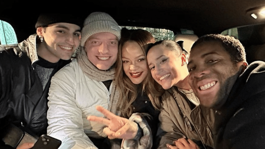 Rihanna e fãs em carro durante passagem em Milão