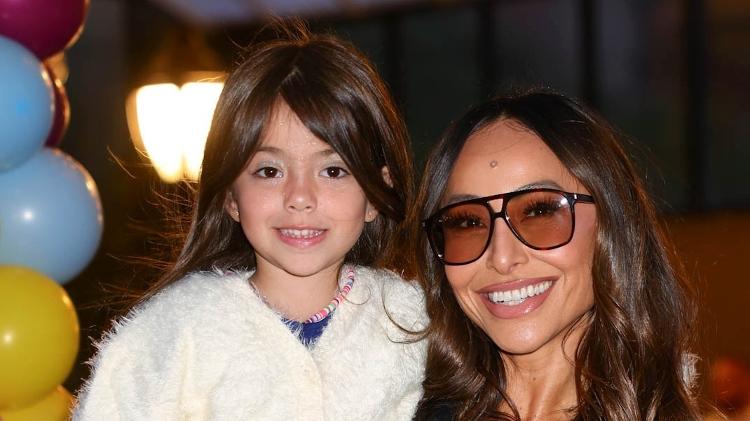 Sabrina Sato e a filha Zoé foram ao aniversário beneficente de Bruna Marquezine