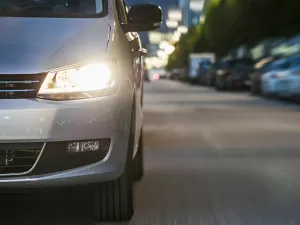 Síndrome da luz amarela: por que farol do carro está ficando 'desbotado'