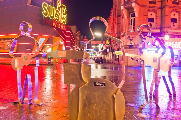 A "Beatles-platz" na Reeperbahn homenageia o local onde a banda britânica começou sua carreira A "Beatles-platz" na Reeperbahn homenageia o local onde a banda britânica começou sua carreira