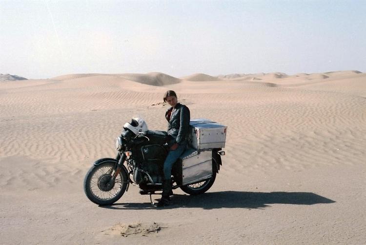 Elspeth Beard em deserto no Irã Elspeth Beard em deserto no Irã
