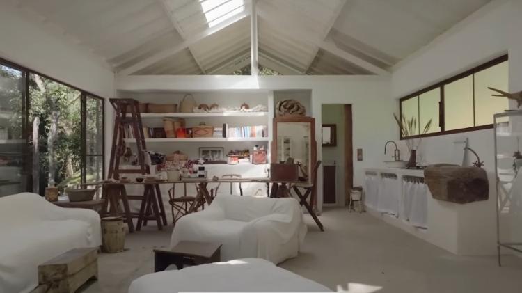 Casa de Gilda Midani, esposa de Maria Bethânia, conta com ateliê todo branco Casa de Gilda Midani, esposa de Maria Bethânia, conta com ateliê todo branco