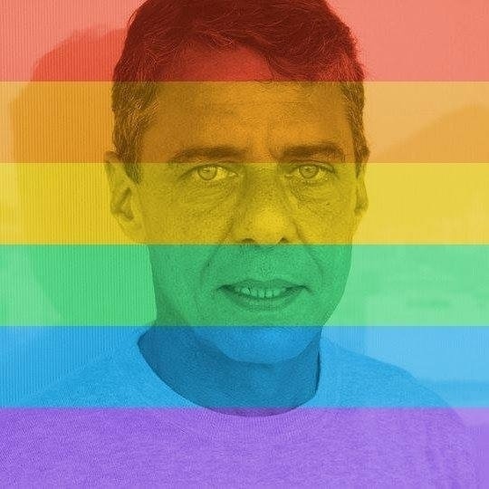 26.jun.2015-  Chico Buarque se uniu a milhares de usuários do Facebook e aplicou o filtro de arco-íris em sua foto do perfil para mostrar que apoia o casamento gay