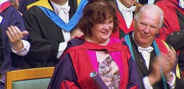 Ao receber título em Glasgow, Susan Boyle disse que estava "no topo do mundo" - BBC