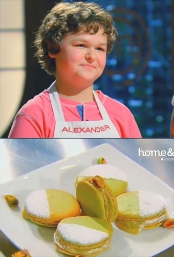 Alexander, 13 anos, apresentou sua sobremesa na segunda temporada do "MasterChef" dos Estados Unidos: macarrons de pistache, com recheio de   doce de leite e fava de baunilha. "Isso é incrível, eles são belísssimos!", elogiou o jurado