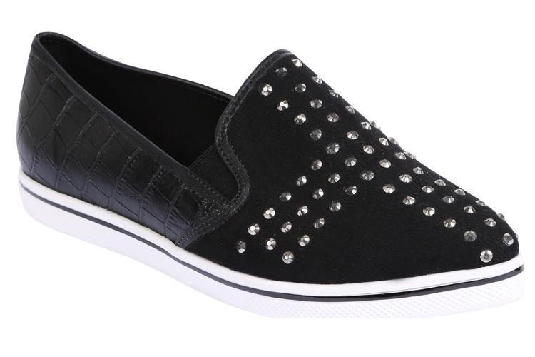 Slip-on com mix de textura e aplicações em formato de cruz, da Riachuelo - Divulgação