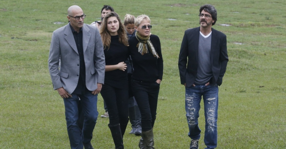 13.set.2015 - Abraçada com Sasha, Xuxa deixa o Cemitério da Saudade, na Paciência, ao lado de Luciano Szafir e Junno