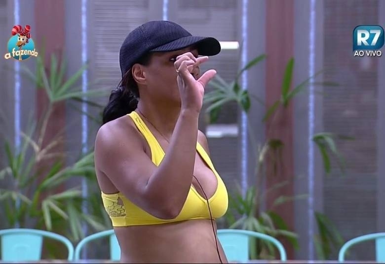 21.out.2015 - Responsável pelas aves, Quelynah vai dormir e deixa lago transbordar. Com isso, os peões ficaram um dia sem carne. "Passou só um pouquinho", avisou a peoa - Reprodução/Record