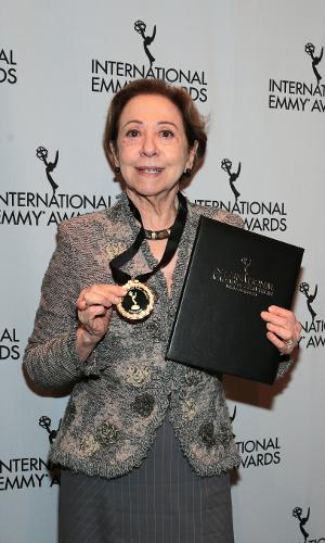21.nov.2015 - Fernanda Montenegro recebeu uma medalha como reconhecimento por ser finalista Emmy Internacional, indicana na categoria Melhor Atriz pela série 