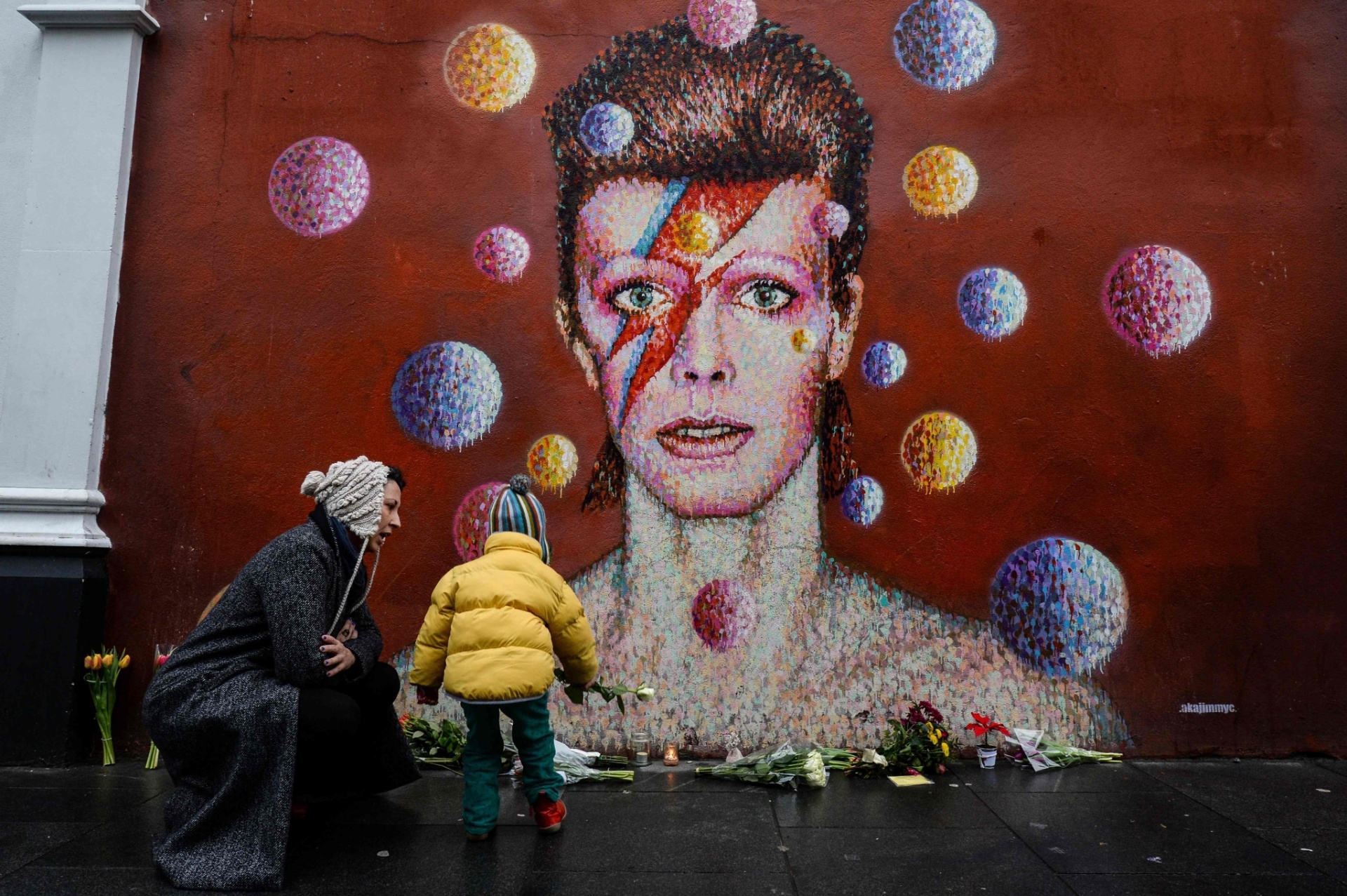 11.jan.2016 - Flores são deixadas no mural com a imagem de David Bowie, pintada pelo artista australiano Jimmy C. - Chris Ratcliffe/AFP