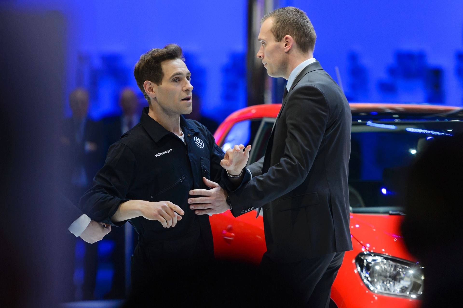 Comediante Simon Brodkin invade coletiva da Volkswagen no Salão de Genebra 2016 - Fabrice Coffrini/AFP