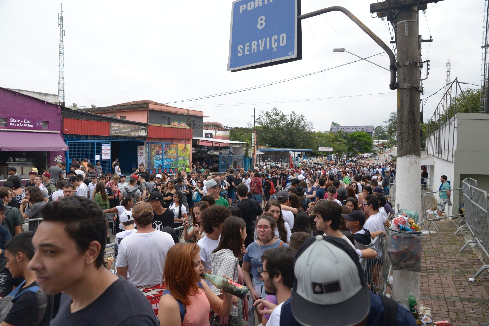 12.mar.2016 - Público aguarda na fila a abertura dos portões para o primeiro dia do Lollapalooza Brasil 2016 - Rafael Roncato/UOL