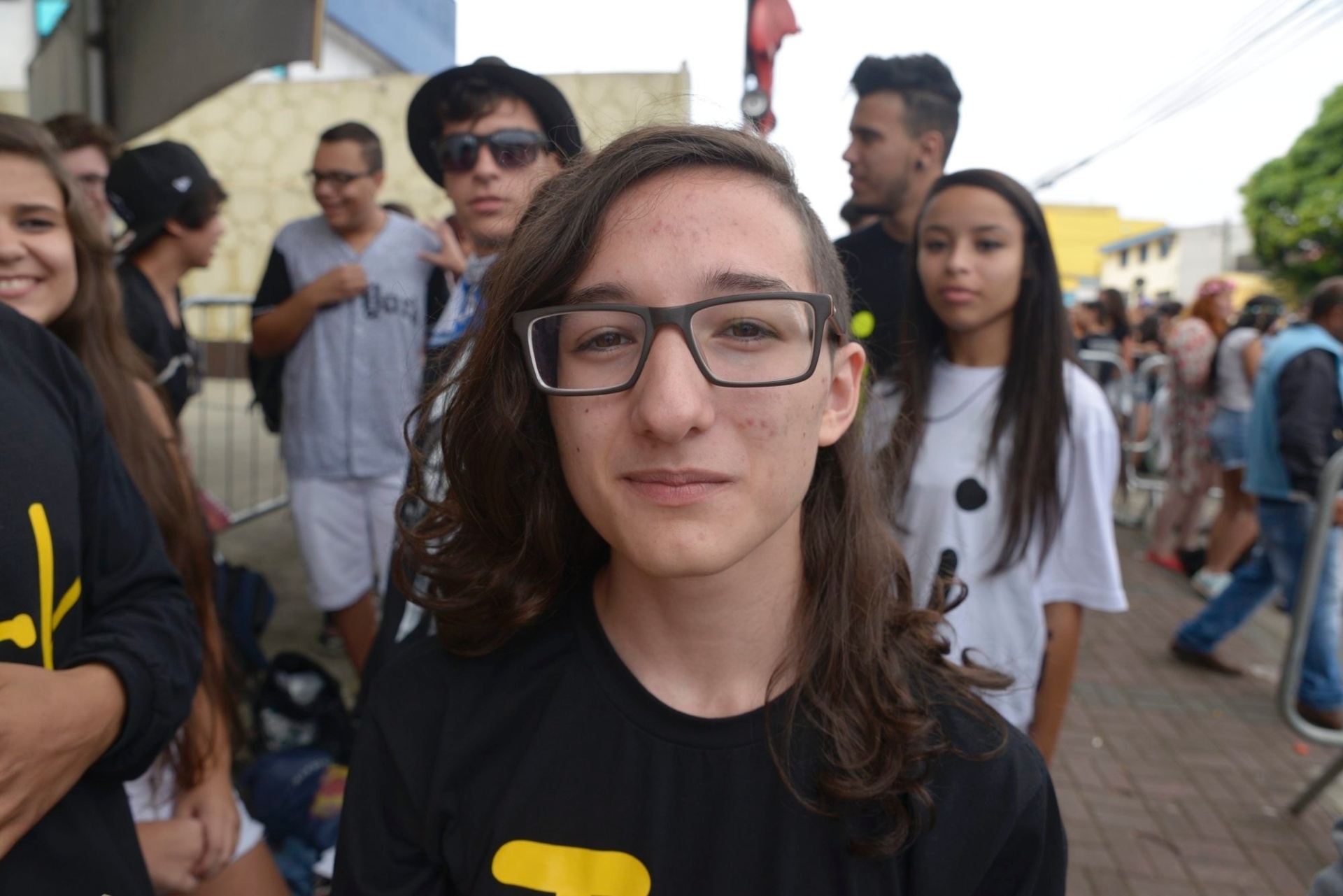13. mar.2016 - O fã de Skrillex Victor Hugo Yamagishi Silva, 17, aguarda a abertura dos portões para o segundo dia do Lollapalooza Brasil 2016, no autódromo de Interlagos, em São Paulo - Rafael Roncato/UOL