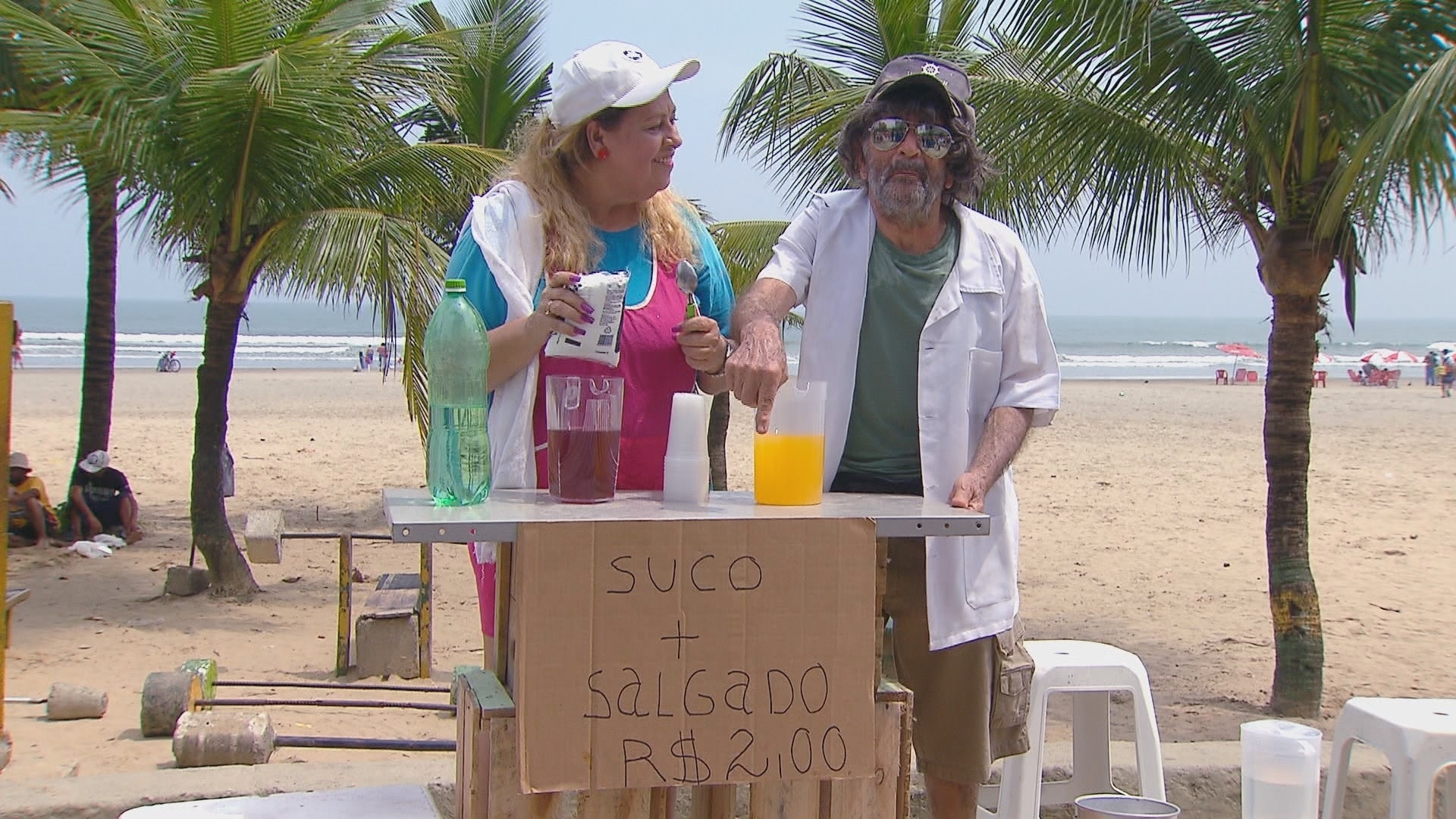 Gell Correia e Ivo Holanda gravam na praia câmera escondida para o "Programa Silvio Santos" - Divulgação/SBT