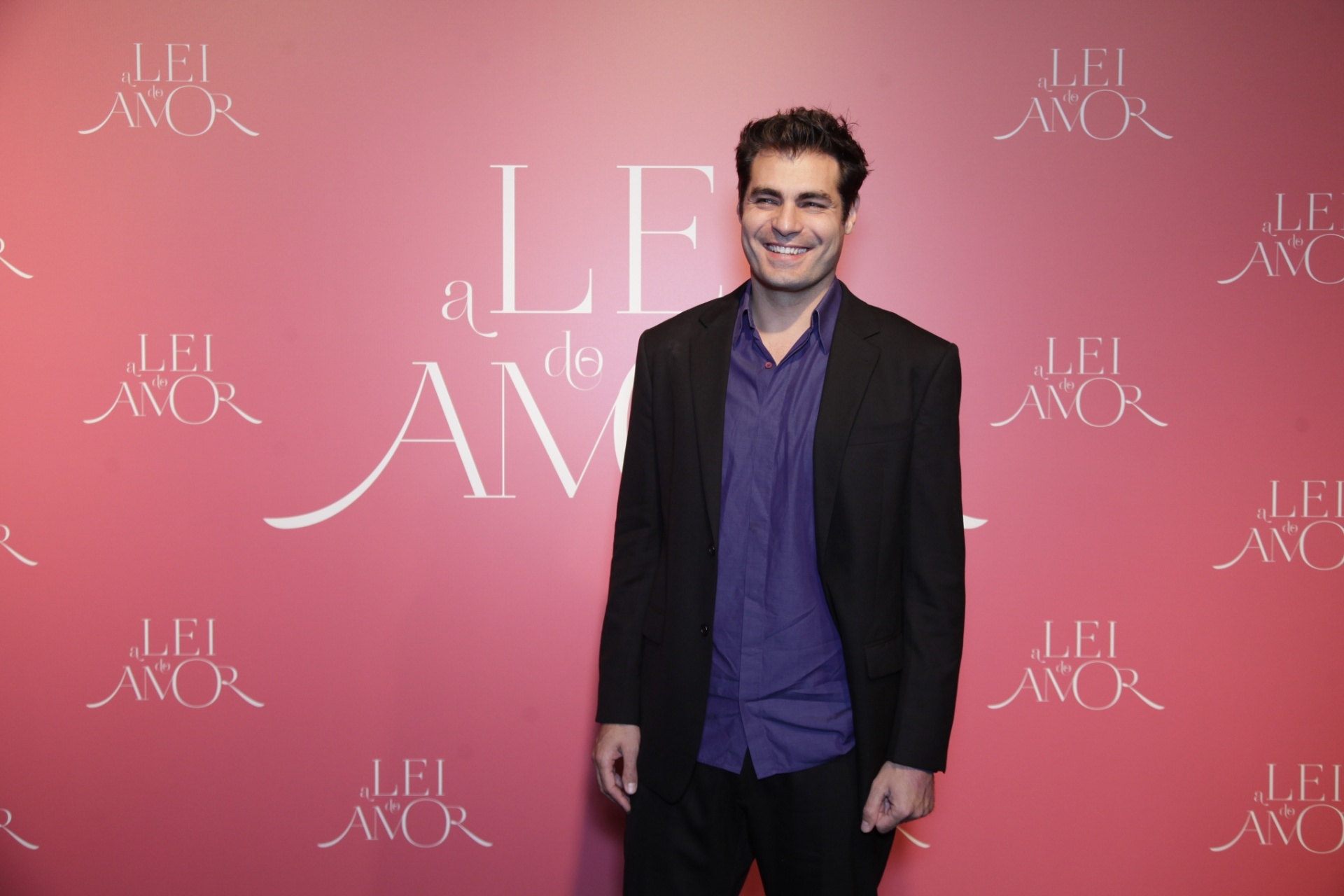 27.set.2016 - Thiago Lacerda posa para fotos ao chegar à festa de lançamento de "A Lei do Amor", que aconteceu na noite desta terça-feira em São Paulo - Marcos Rosa /Globo