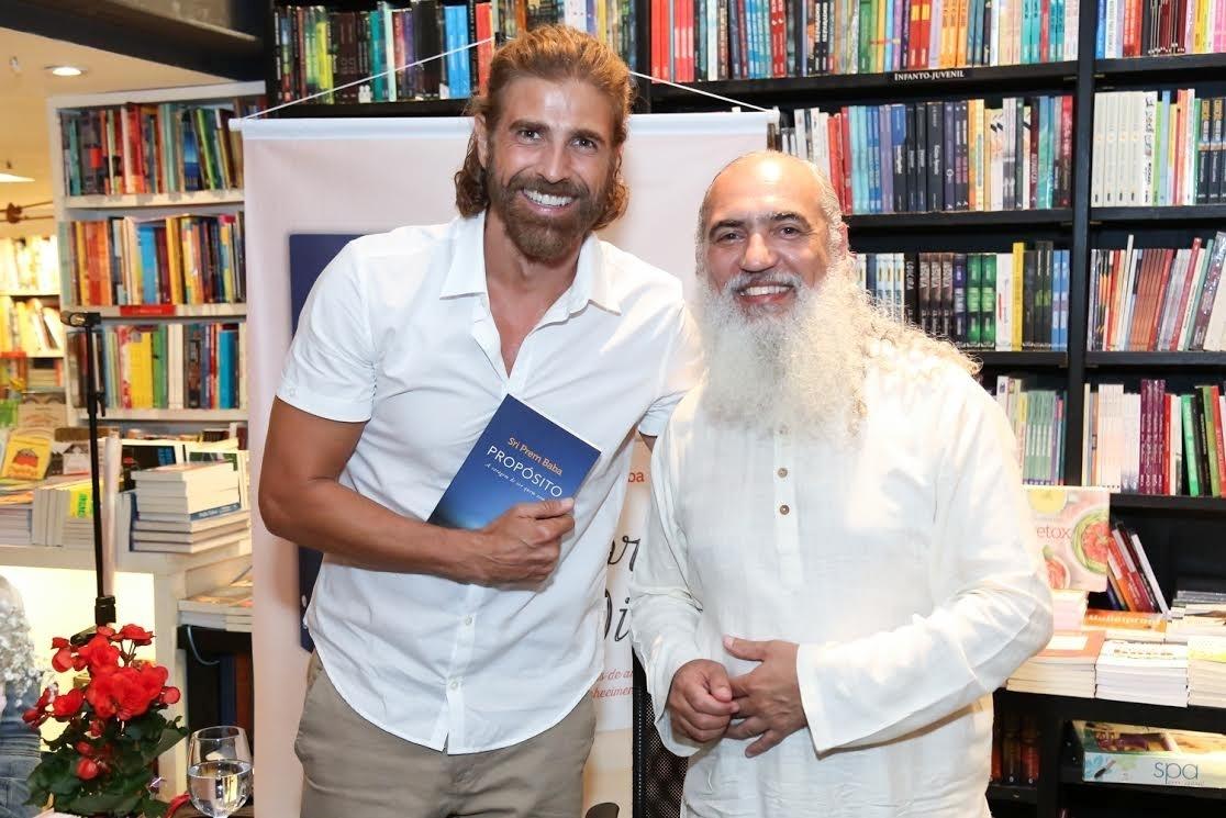 6.dez.2016 - Na noite desta terça-feira, o ator Reynaldo Gianecchini e mais famosos estiveram presentes no lançamento do livro "Propósito" do mestre espiritual Sri Prem Baba. O evento foi realizado em uma livraria no Leblon, Zona Sul da cidade - Roberto Filho /Brazil News