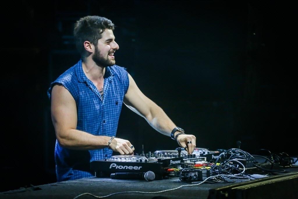 18.fev.2017 - DJ Alok levanta público no Festival CarnaUOL SP, no Canindé. Na hora de seu maior hit, "Hear Me Now", Marcos Zeeba subiu ao palco para cantar ao vivo com o DJ - Edson Lopes Jr./UOL