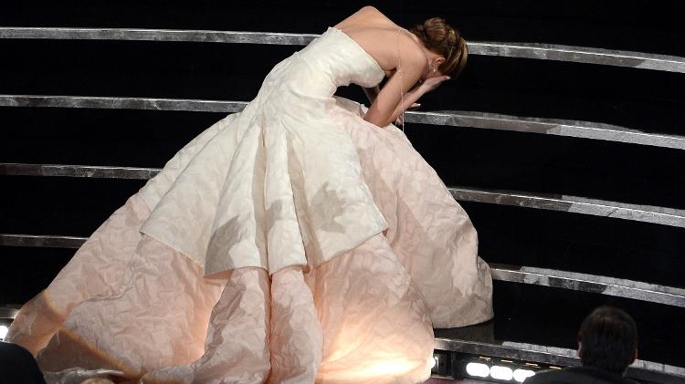 Jennifer Lawrence cai do palco com vestido Dior depois de ser anunciada ganhadora do Oscar por "O Lado Bom da Vida" 2013