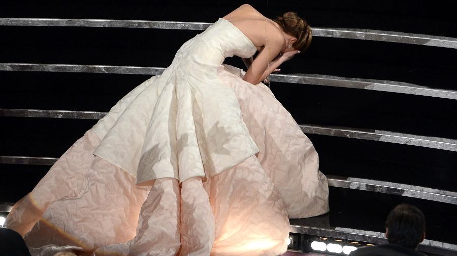 A atriz tropeçou em seu vestido Dior depois de ser anunciada ganhadora do Oscar em 2013 por "O Lado Bom da Vida" - Getty Images