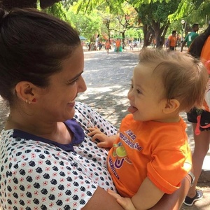 Juliana Preto posa com o sobrinho Fernando, de 11 meses