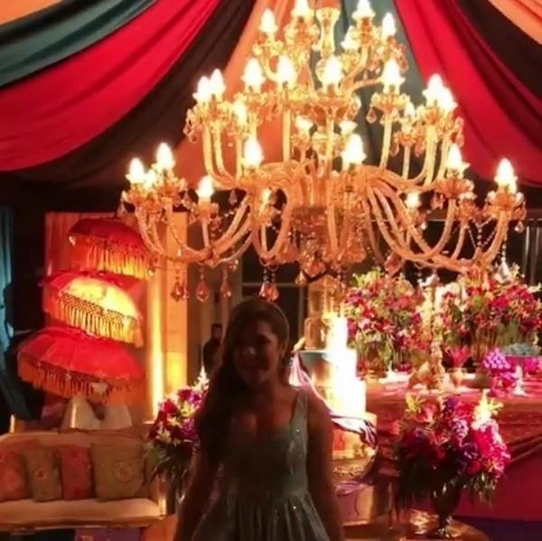 Maisa ficou radiante com a decoração bem colorida da festa "Mil e uma Noites" e fez questão de destacar o bolo de seis andares - Reprodução/Instagram/@infosmaisasilva