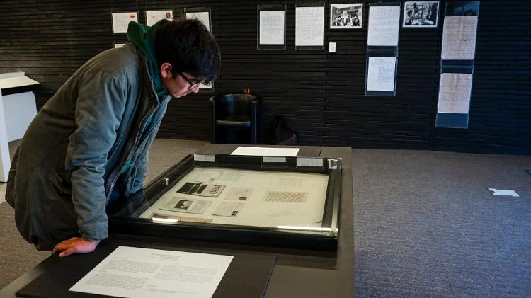 Visitante lê as cartas escritas por Roberto Bolaño expostas em Santiago, no Chile - Martin Bernetti/AFP - Martin Bernetti/AFP