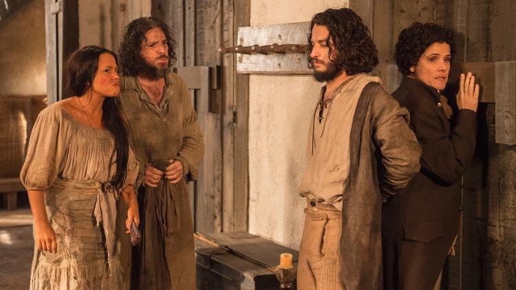 Germana (Vivianne Pasmanter) e Licurgo (Guilherme Piva) flagram Hugo (César Cardadeiro) com Elvira (Ingrid Guimarães) em "Novo Mundo" - Mauricio Fidalgo/TV Globo - Mauricio Fidalgo/TV Globo