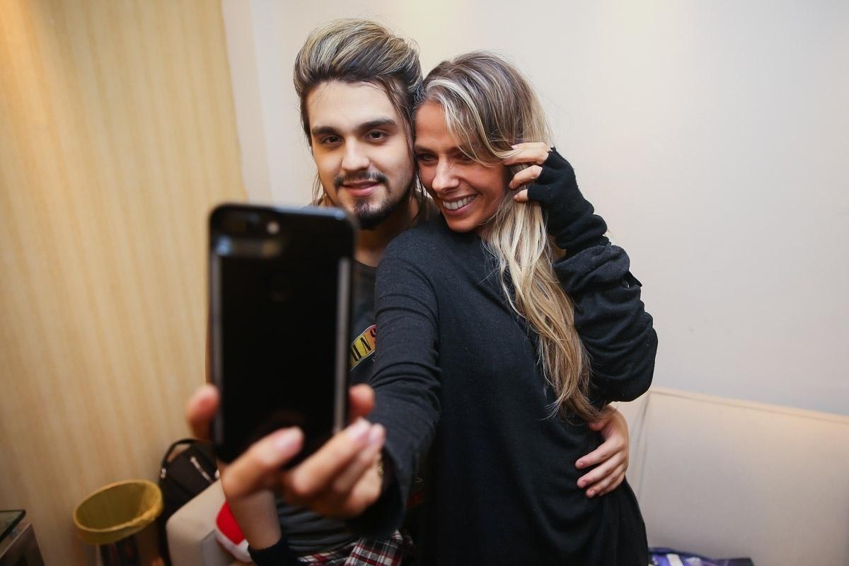 Adriane Galisteu também fez uma selfie com Luan Santana - Manuela Scarpa/Brazil News