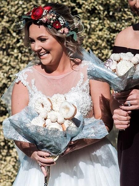 Noiva se casa na Austrália com um buquê de donuts - Reprodução/Instagram