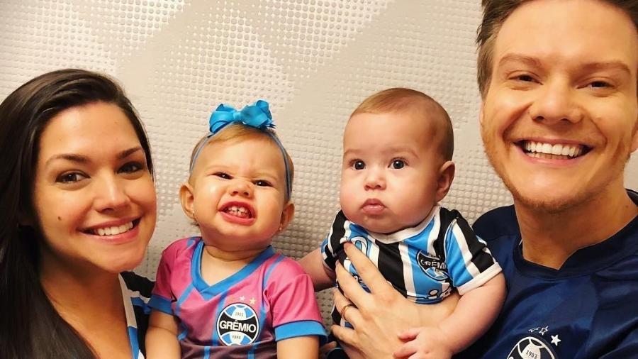 Thais Fersoza e Michel Teló com os filhos, Melinda e Teodoro - Reprodução/Instagram