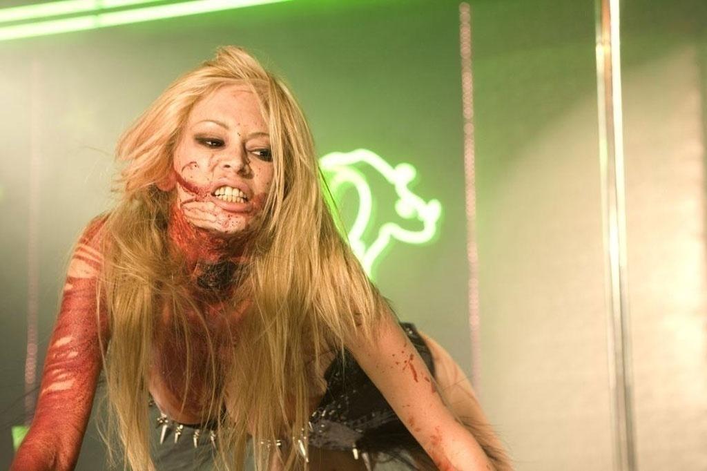 Jenna Jameson em cena no filme "As Strippers Zumbi" (2008) - Reprodução
